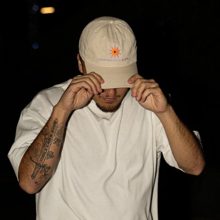 Shooting de nuit avec la casquette Cali Sable