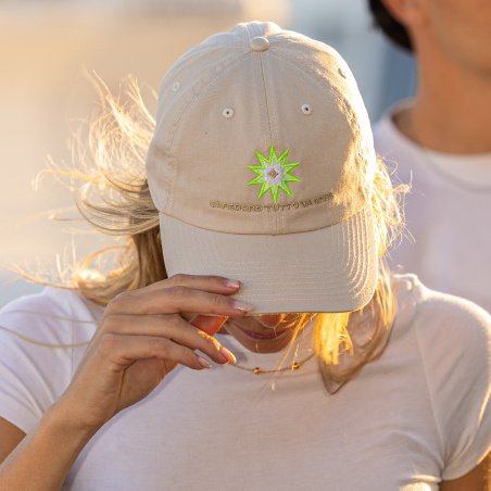 Casquette Alto couleur beige, broderie vert fluo et métallique shooting femme