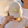 Casquette Alto couleur beige, broderie vert fluo et métallique shooting femme