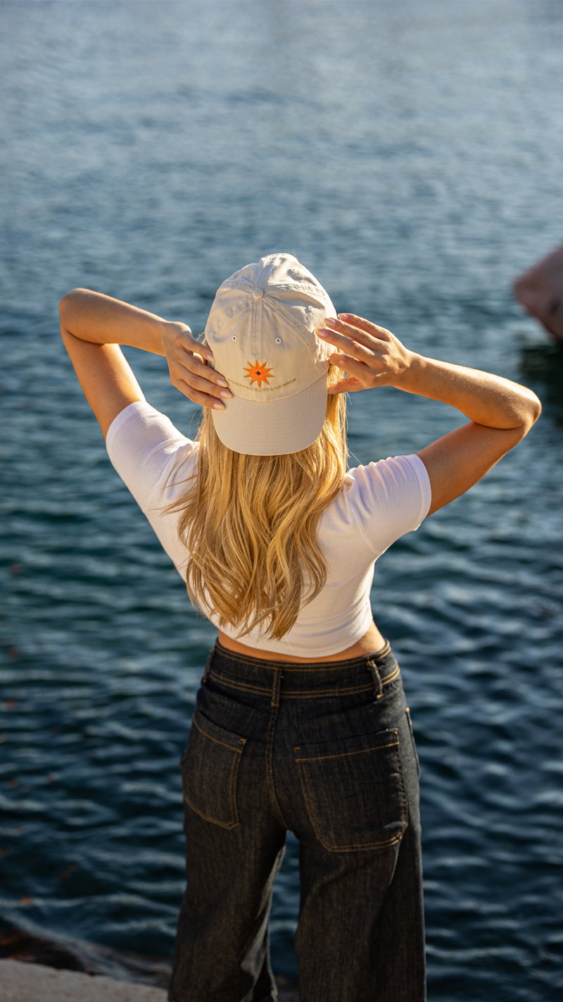 Woman's look cap back